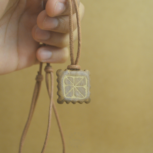 Necklace | Lines & Dots (Flower) | Brown |